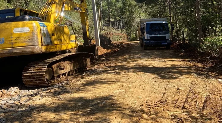 Prefeitura de Caçador amplia estrada na Linha Seminário 1 máquinas