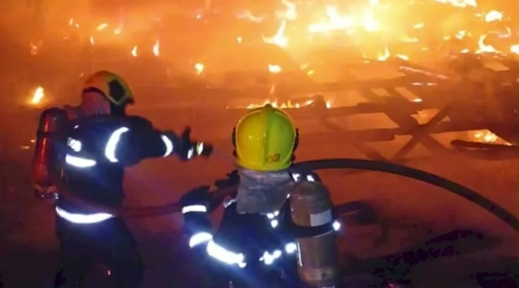 Casa é destruída pelo fogo em Lebon Régis 1 fogo