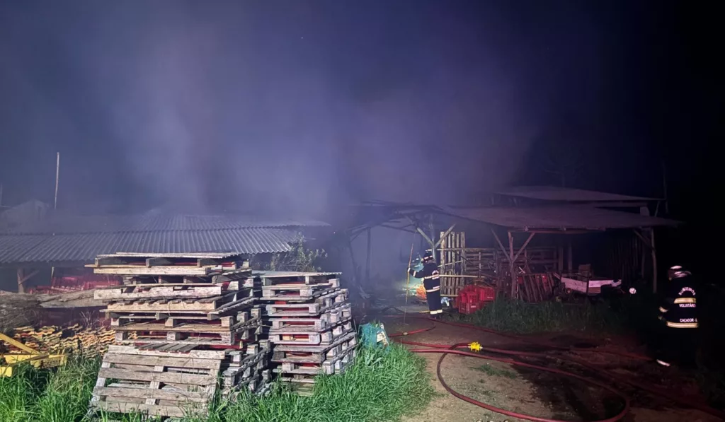 Bombeiros combatem incêndio em depósito 3 inc1