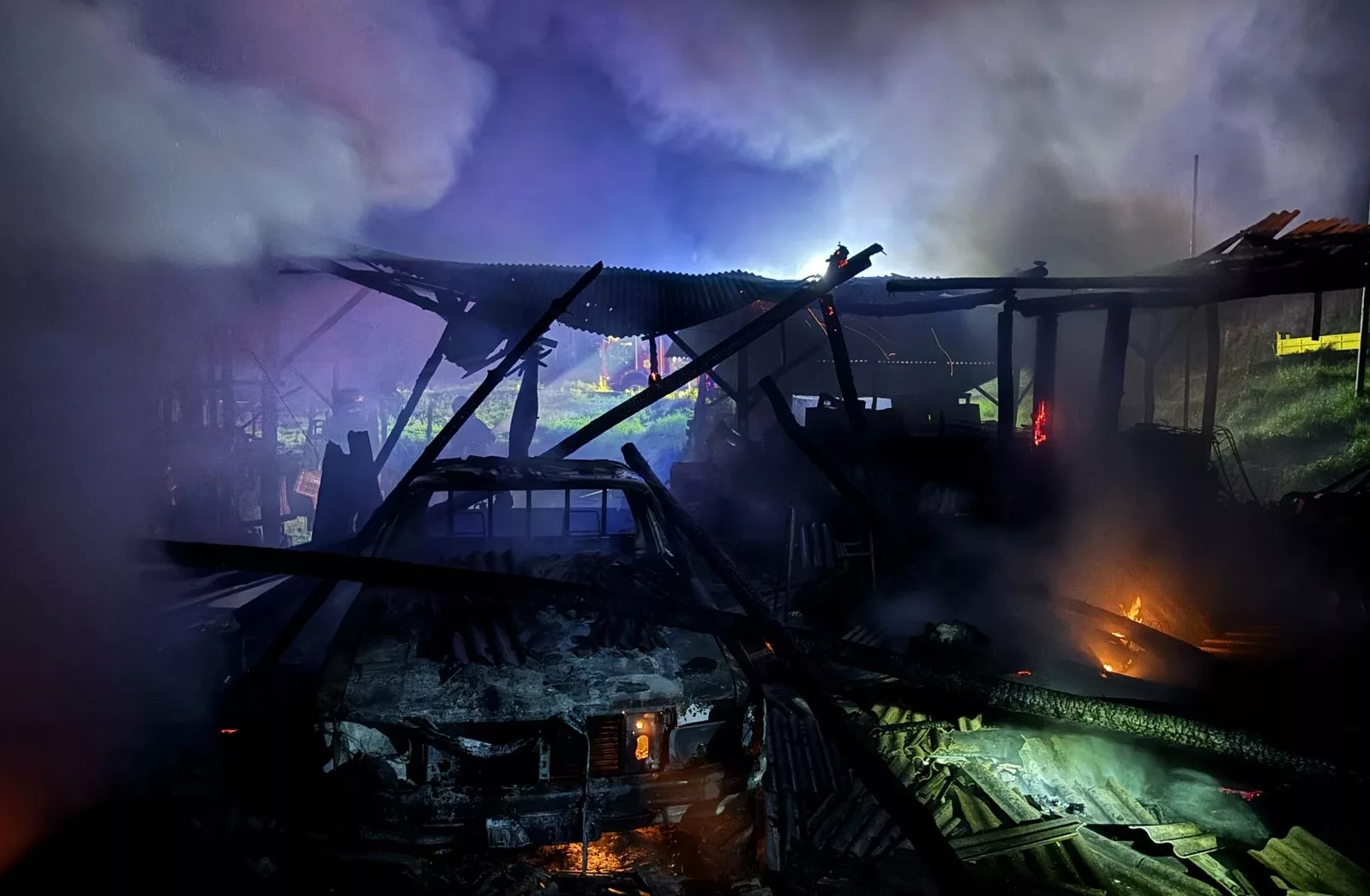 Bombeiros combatem incêndio em depósito 1 incêndio