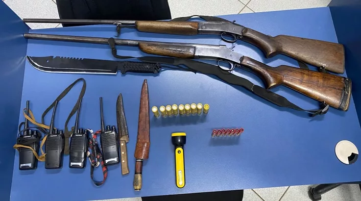Polícia flagra caça ilegal e apreende armas e cães em Caçador armas