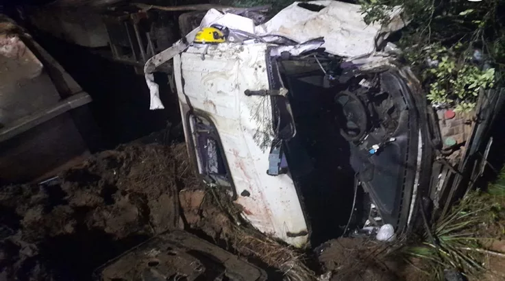 Motorista fica ferido após caminhão tombar na SC-464 em Salto Veloso 1 acidente