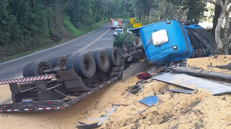 Caminhão carregado de milho tomba em Salto Veloso 2 sv1 1