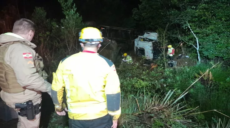 Motorista fica ferido após caminhão tombar na SC-464 em Salto Veloso 3 sv1