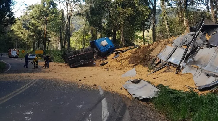 Caminhão carregado de milho tomba em Salto Veloso acidente
