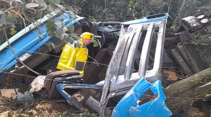 Caminhão carregado de milho tomba em Salto Veloso 4 sv3