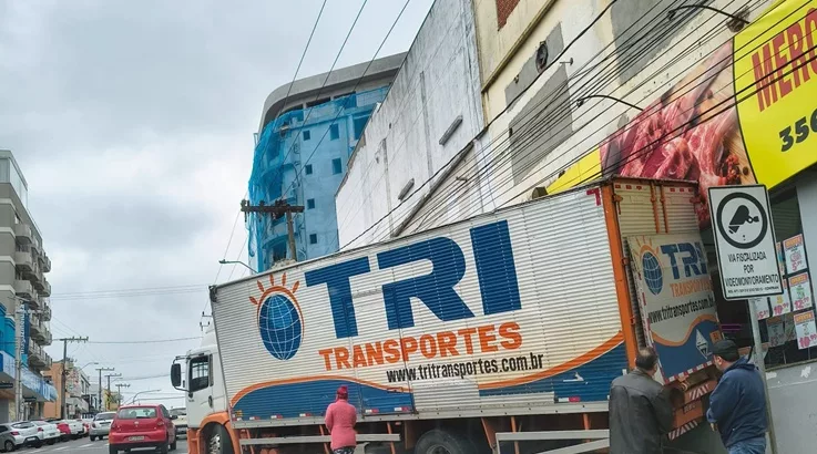 Caminhão se choca contra entrada de supermercado em Caçador 2 caminhão