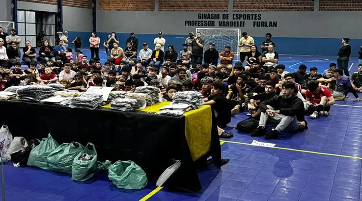 Caçador Futsal entrega uniformes a alunos do projeto social 3 unif2