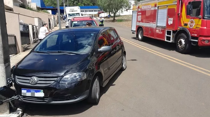 Carro desgovernado se choca contra poste em Salto Veloso Salto Veloso