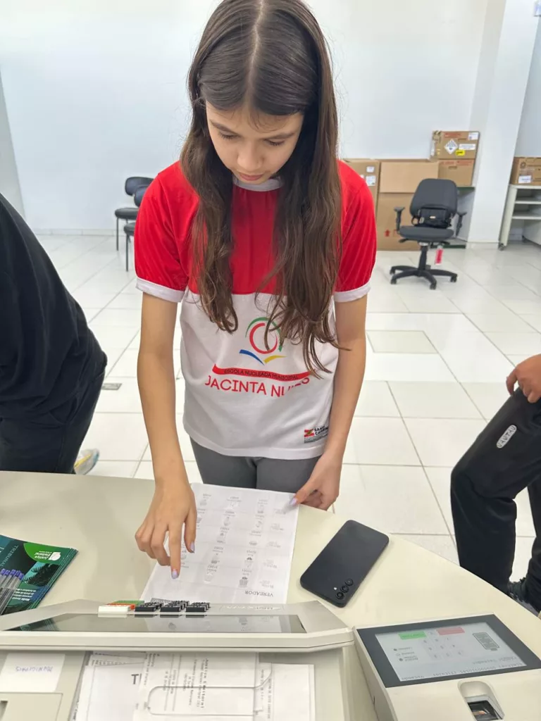 Vereadores mirins de Rio das Antas visitam a justiça eleitoral de Caçador 9 7 1