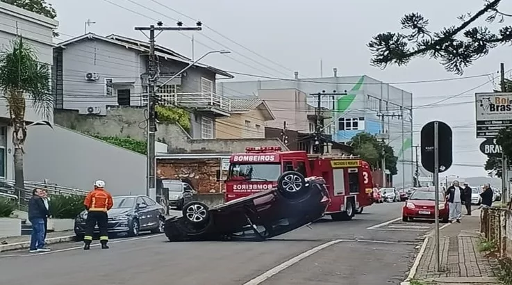 Veículo capota após colisão no centro de Caçador 2 aci1