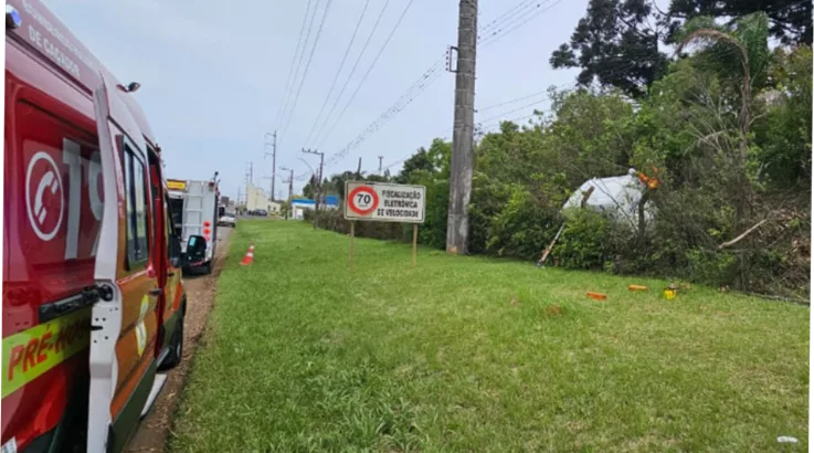 Motorista fica preso em veículo após saída de pista em Caçador 1 acidente