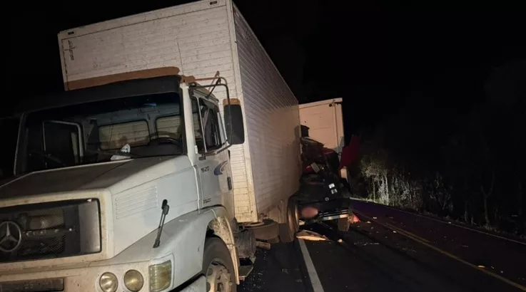Dois caminhoneiros ficam feridos em acidente na SC-350 em Caçador 2 caminhao1