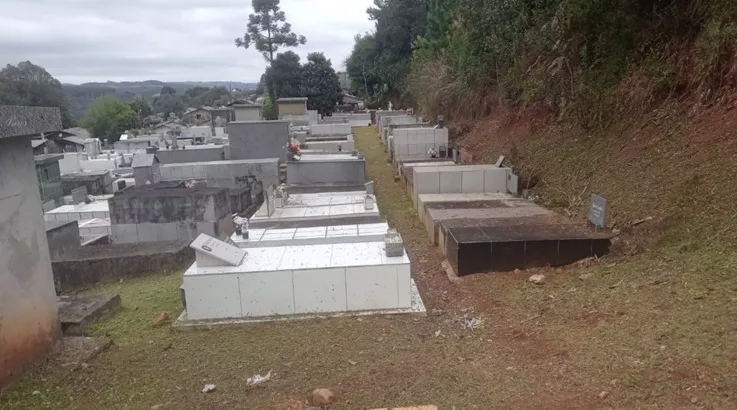 Prefeitura realiza manutenção nos cemitérios e orienta população sobre limpeza 3 cemiterio2
