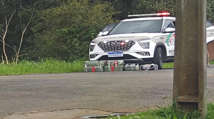 PM intercepta veículo e encontra 89 kg de maconha em Caçador 4 drogas4