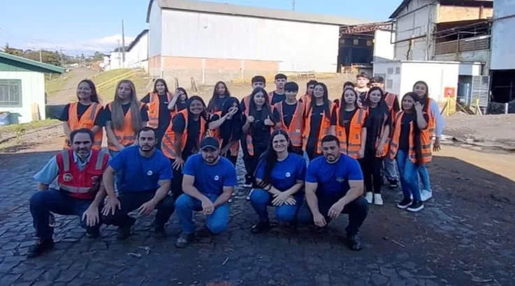 Turma de Aprendizagem Industrial do Senai participa de aula experimental na Lavrasul em Timbó Grande Senai