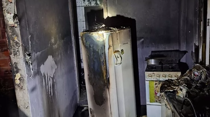 Incêndio destrói residência no bairro Bello em Caçador 2 fogo1 2