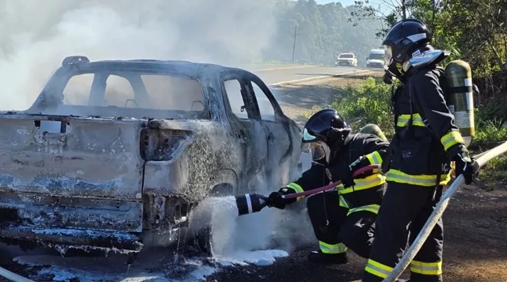 Veículo pega fogo na SC-350 em Caçador 2 fogo1