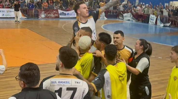De virada: Caçador Futsal bate a Pinhalense e garante vaga nas semi 2 futsal1