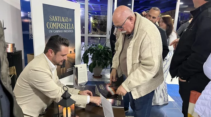 Prefeitura recebe Exposição Itinerante baseada em livro de escritor caçadorense 3 livro2