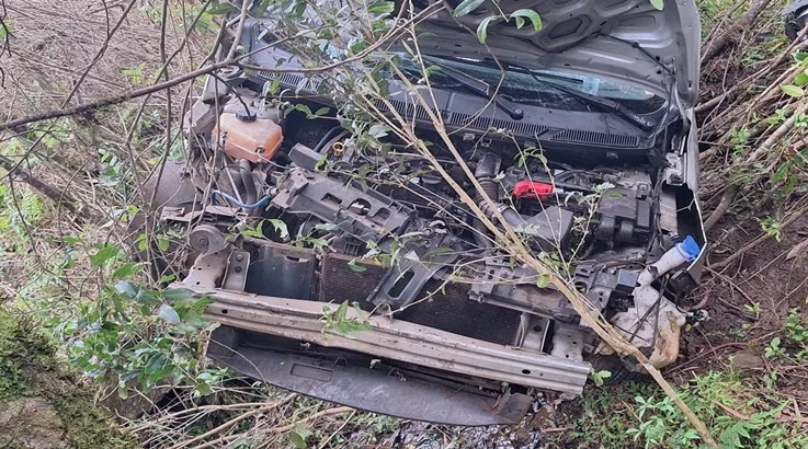 Motorista de aplicativo fica ferido após capotamento na SC-135 2 monte2 1
