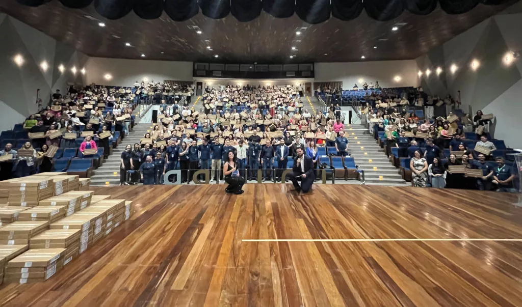 Professores recebem chromebooks e anúncio de show do humorista Diogo Almeida 3 prof1 1