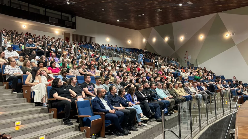 Professores recebem chromebooks e anúncio de show do humorista Diogo Almeida 4 prof2 1