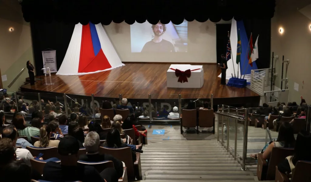 Professores recebem chromebooks e anúncio de show do humorista Diogo Almeida 2 prof3