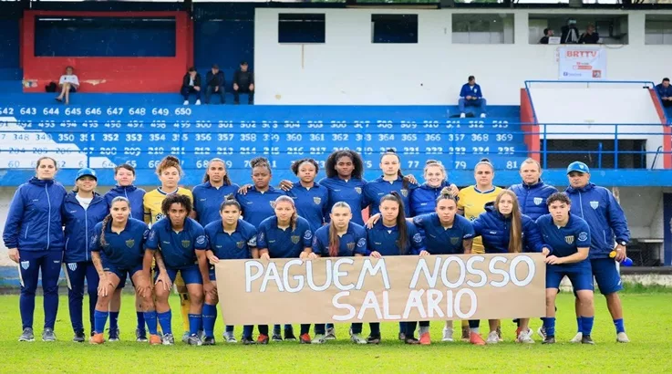 Atletas do Avaí/Kindermann protestam contra salários atrasados 2 p´rotesto