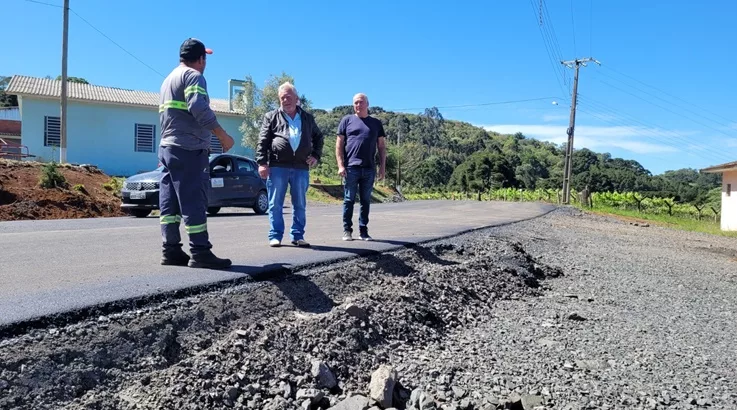 Vereadores fiscalizam nova etapa de asfaltamento na Linha São Francisco 3 sf2