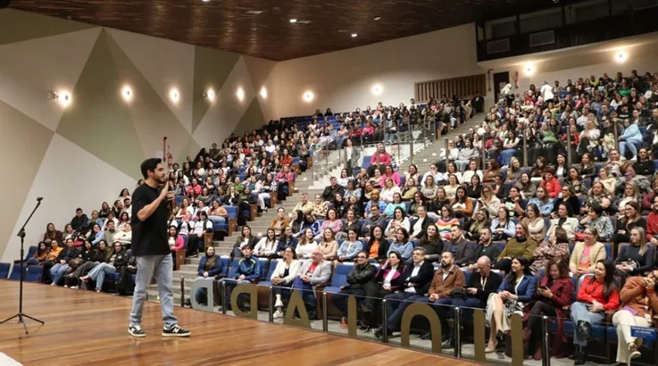 Show com Diogo Almeida marca homenagem aos professores da rede municipal de Caçador 2 show1