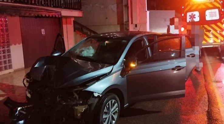 Mulher fica ferida após carro colidir contra muro em Tangará 1 acidente