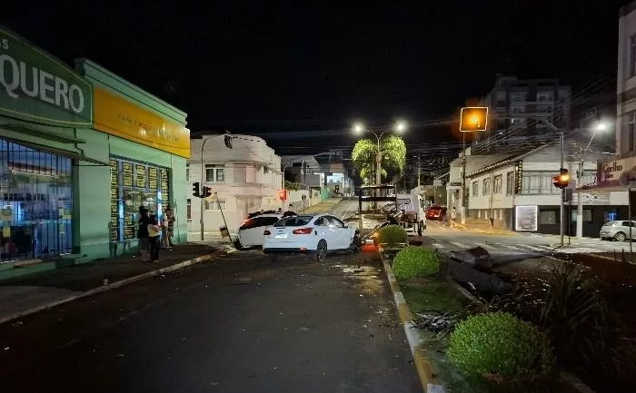 Vídeo: acidente deixa quatro feridos no centro de Caçador 2 aci1 1