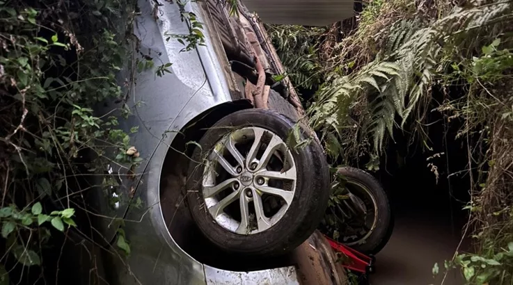 Motorista morre em saída em saída de pista e capotamento em Caçador 4 aci1