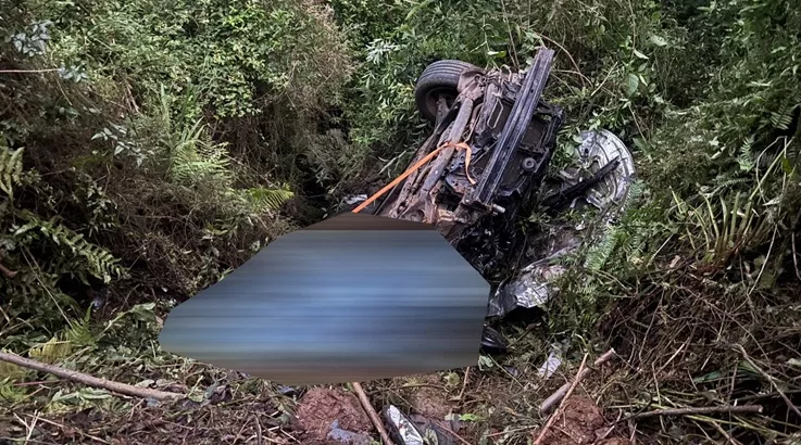 Motorista morre em saída em saída de pista e capotamento em Caçador 5 aci2