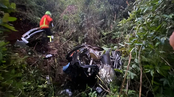 Motorista morre em saída em saída de pista e capotamento em Caçador 2 aci3