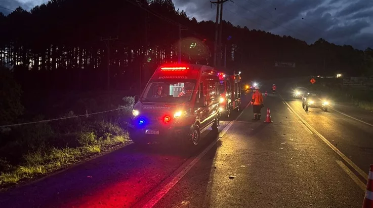 Motorista morre em saída em saída de pista e capotamento em Caçador 3 aci4