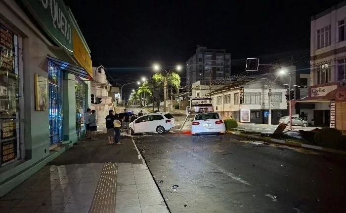 Vídeo: acidente deixa quatro feridos no centro de Caçador 3 ci2