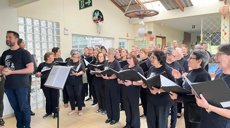Coral Sênior da Amimu encerra turnê com apresentação na Casa Asilar Henning 2 coral2