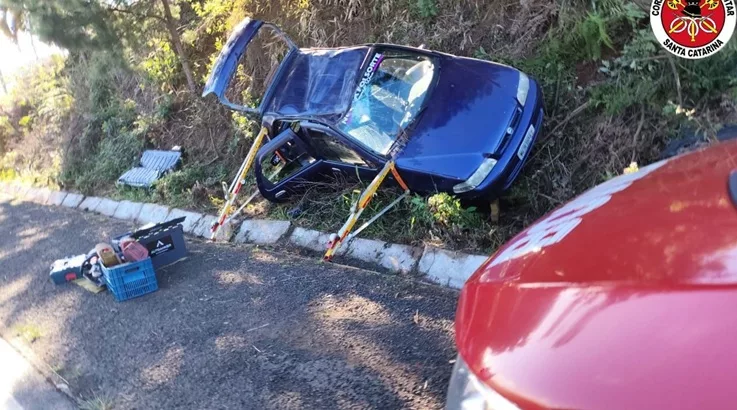 Mulher fica ferida após saída de pista em Fraiburgo 3 frai1