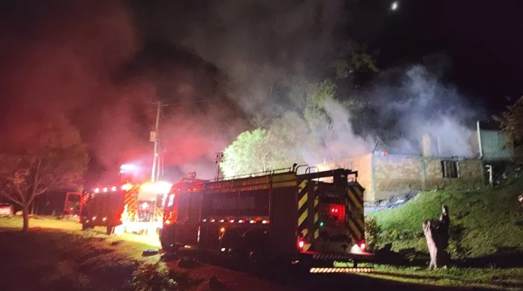 Incêndio destrói casa no interior de Fraiburgo 1 incêndio