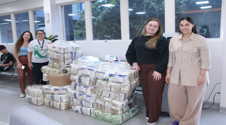Estudantes de Medicina da Uniarp doam fraldas geriátricas para instituições e cuidadores 2 fralda1