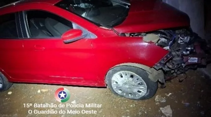 Mulher é detida por embriaguez ao volante após colidir contra galpão em Caçador 1 carro