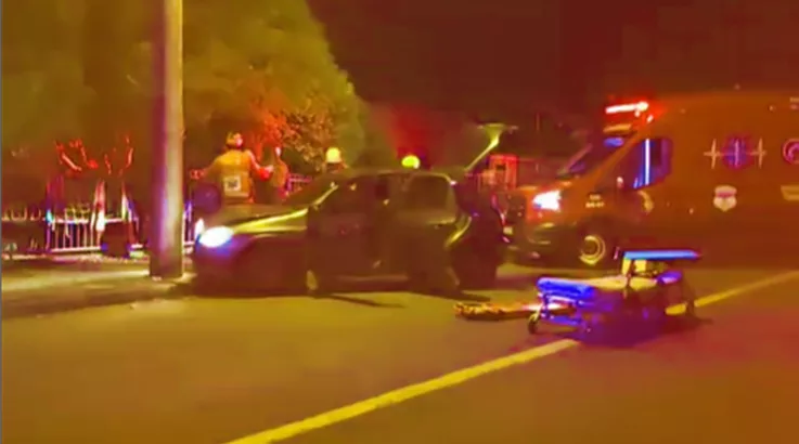 Mulher fica ferida após colisão de carro contra poste em Caçador 1 acidente