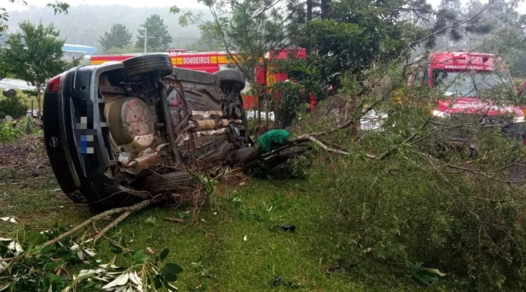 Saída de pista seguida de capotamento é registrada em Rio das Antas 1 Rio