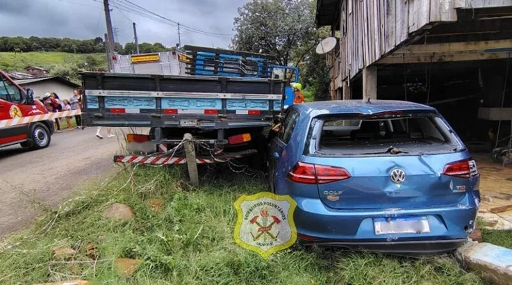 Acidente envolve caminhão, carro e residência em Caçador 2 acidente1