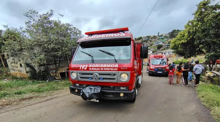 Acidente envolve caminhão, carro e residência em Caçador 3 acidente2