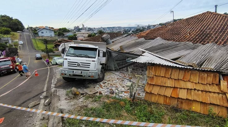 Caçamba desce desgovernada e atinge casas em Caçador 2 acidente3