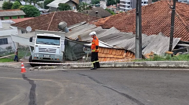 Caçamba desce desgovernada e atinge casas em Caçador 3 acidente4