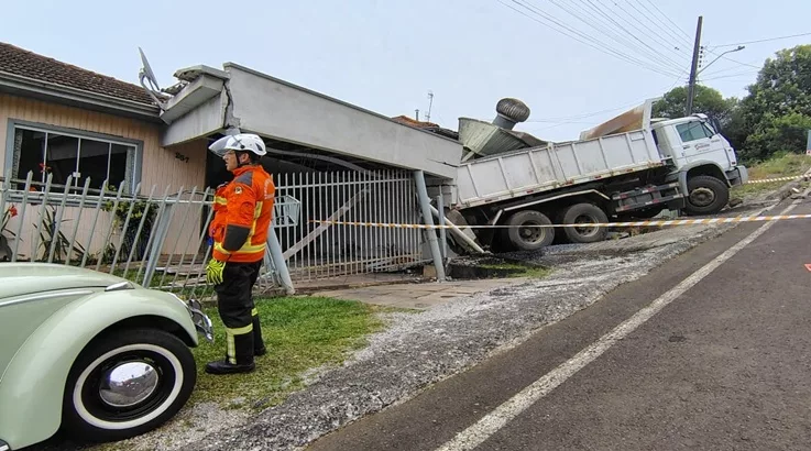 Caçamba desce desgovernada e atinge casas em Caçador 4 acidente5